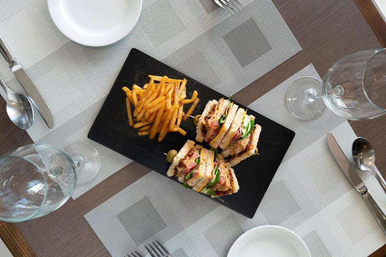 Metria Hotel เลออน ภายนอก รูปภาพ A club sandwich with chips