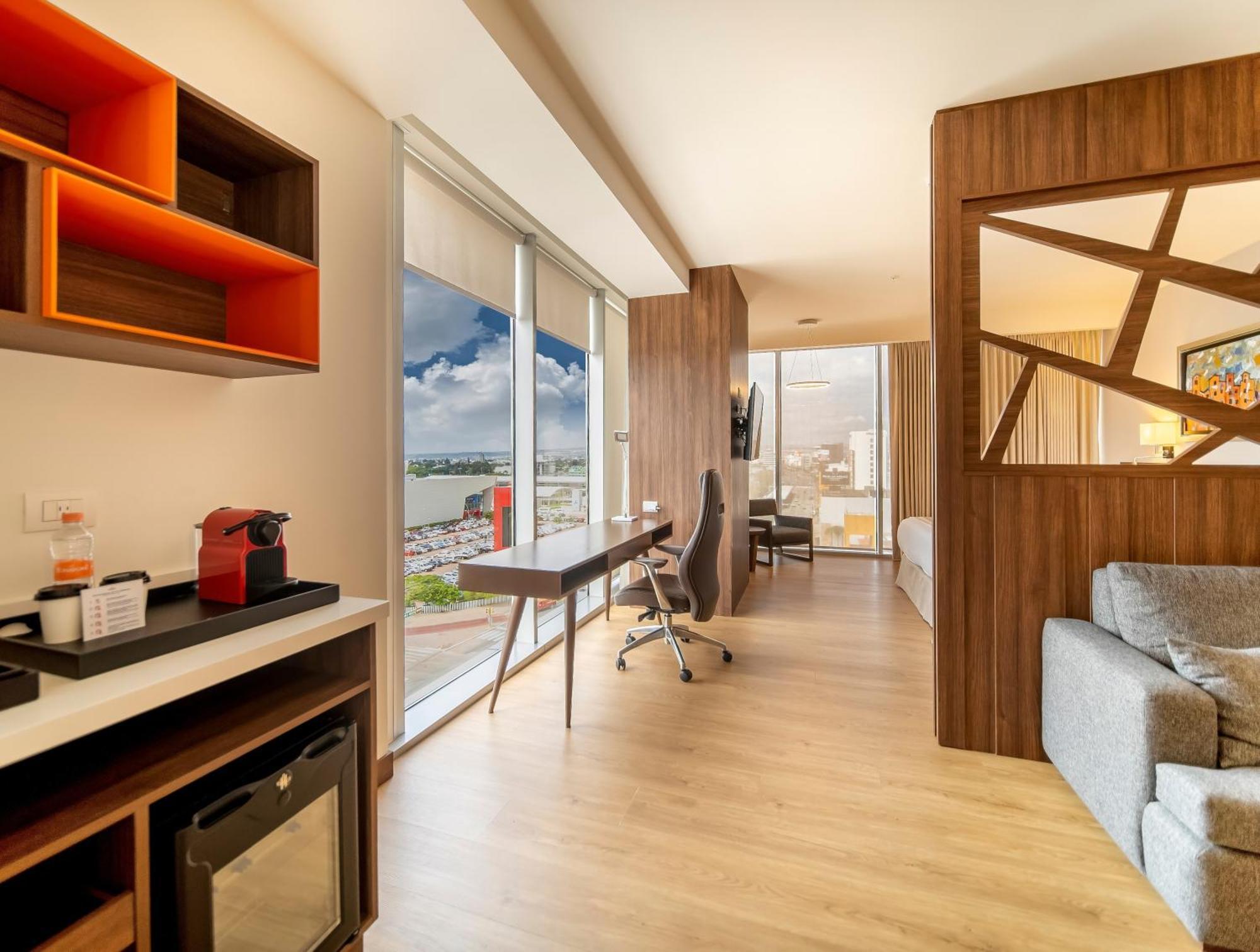 Metria Hotel เลออน ภายนอก รูปภาพ A typical room at the hotel