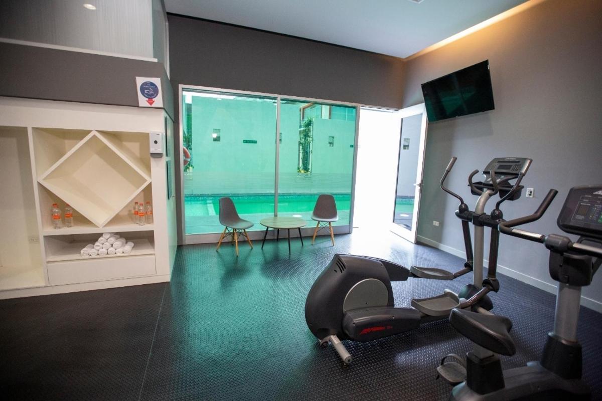 Metria Hotel เลออน ภายนอก รูปภาพ The squash court at the hotel