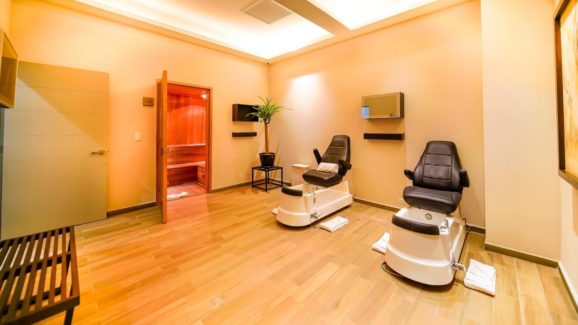 Metria Hotel เลออน ภายนอก รูปภาพ A nail salon