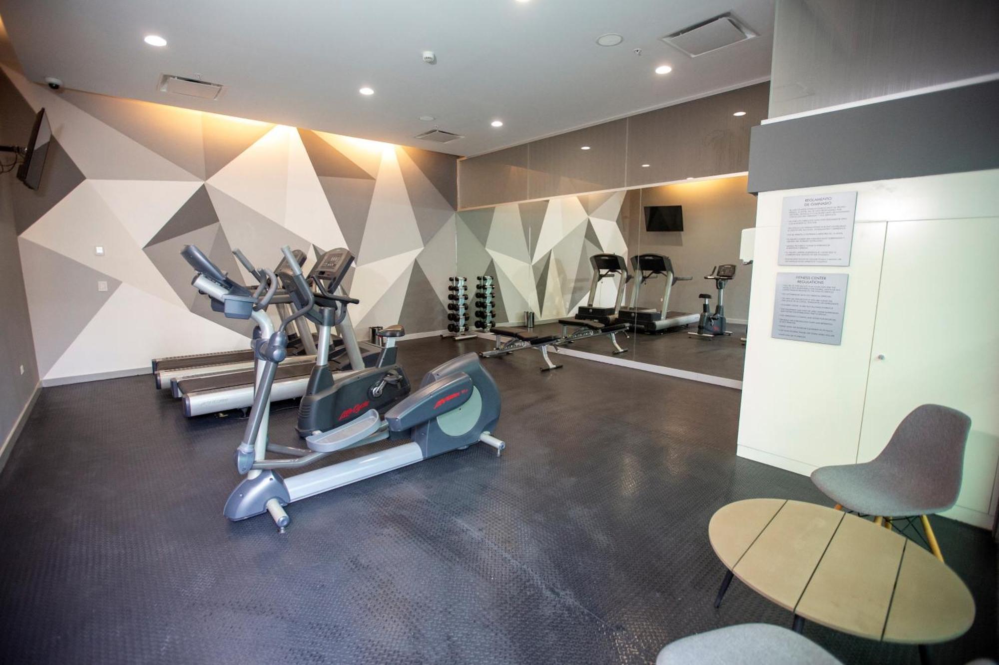 Metria Hotel เลออน ภายนอก รูปภาพ The gym at the hotel