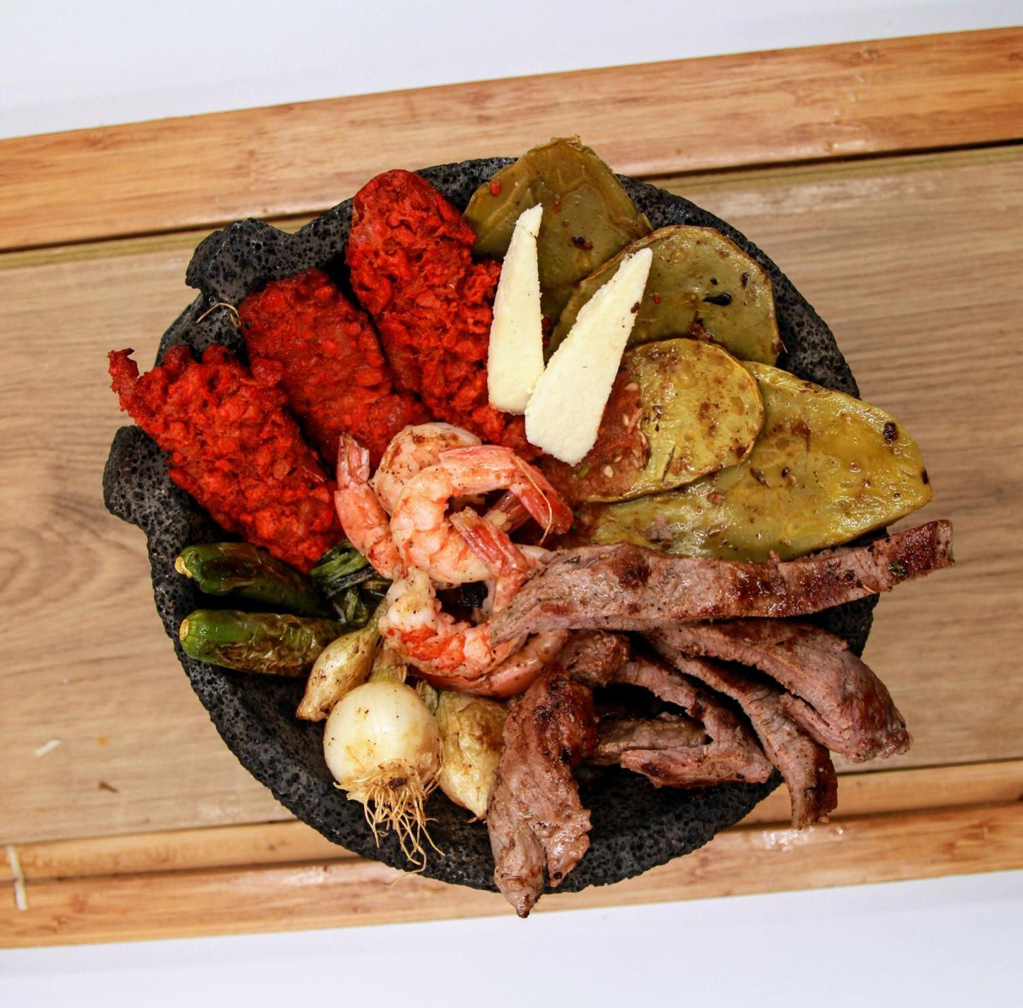 Metria Hotel เลออน ภายนอก รูปภาพ A plate of assorted grilled meats