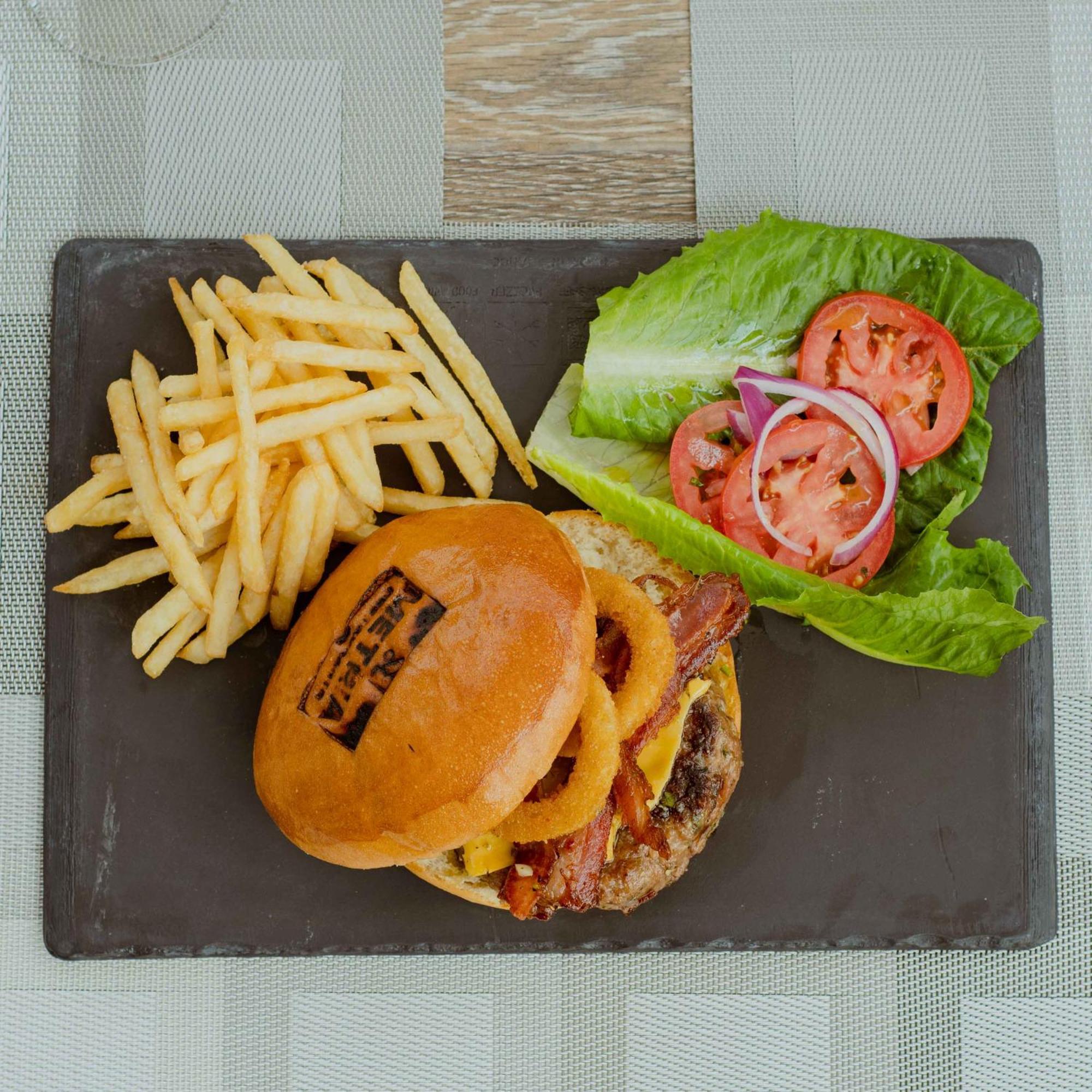 Metria Hotel เลออน ภายนอก รูปภาพ A cheeseburger with fries