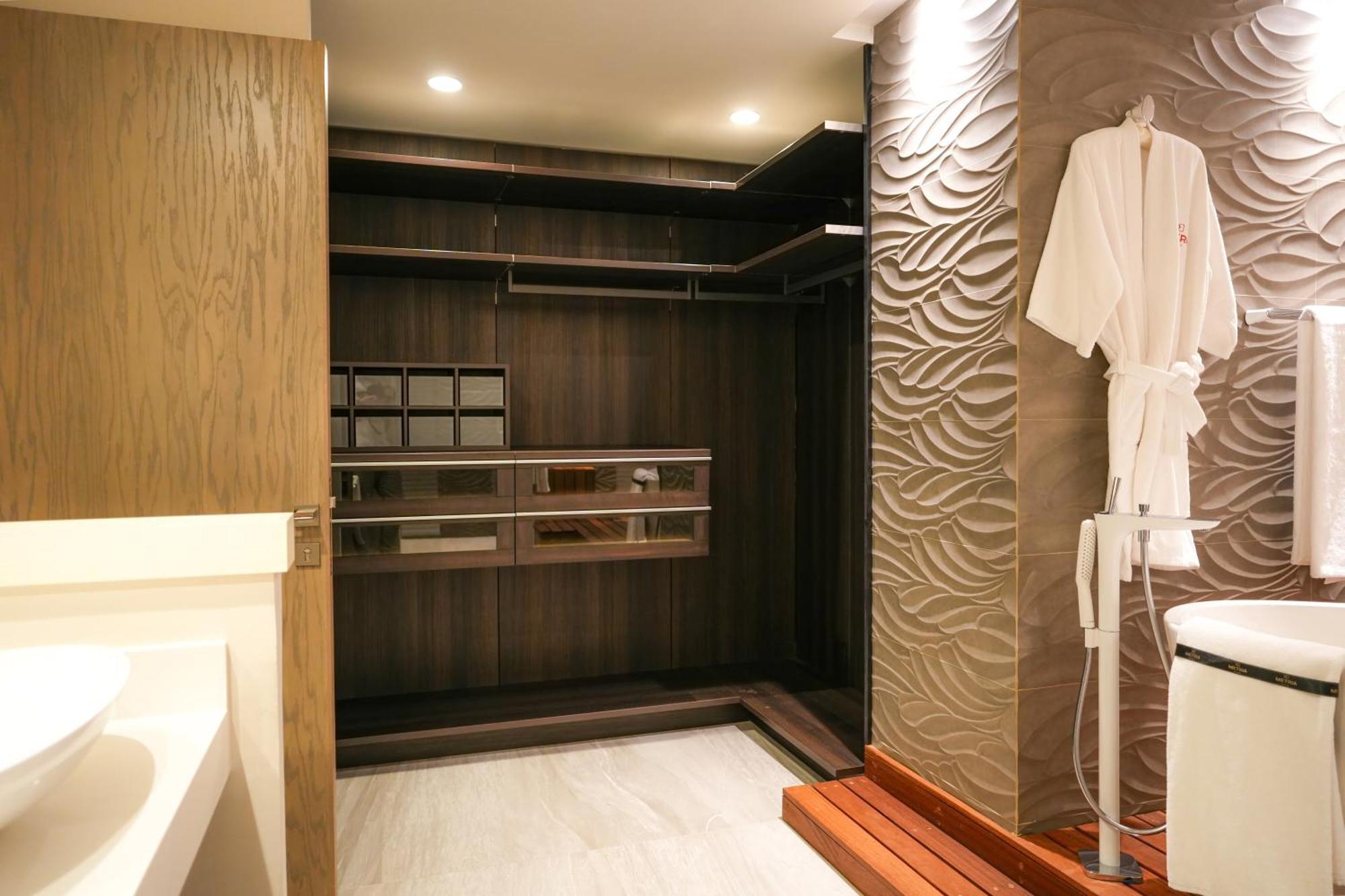 Metria Hotel เลออน ภายนอก รูปภาพ A shower enclosure