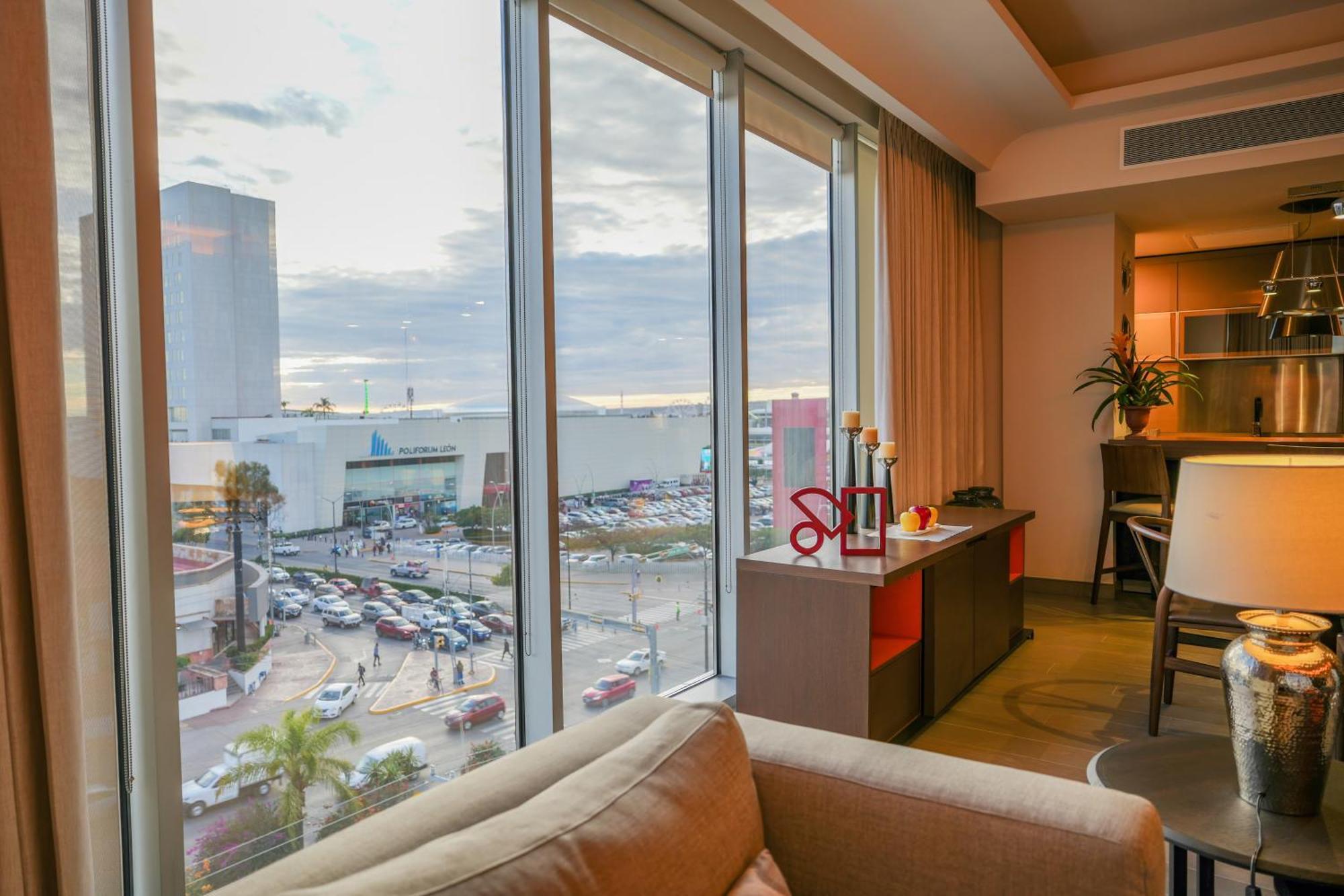 Metria Hotel เลออน ภายนอก รูปภาพ A view from a suite at the JW Marriott Phoenix.
